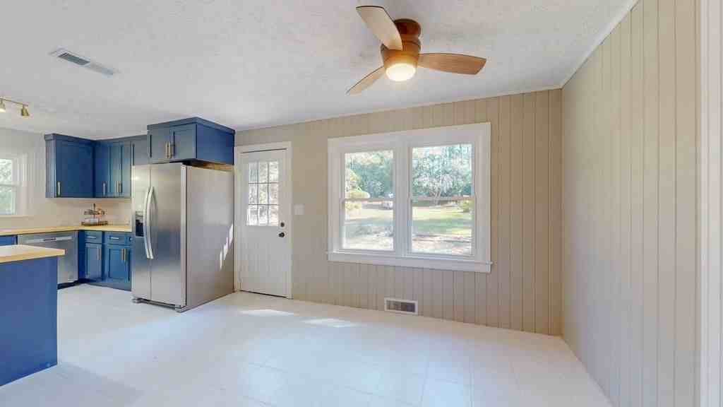 481 4th St Se - Photo 4 of 37
