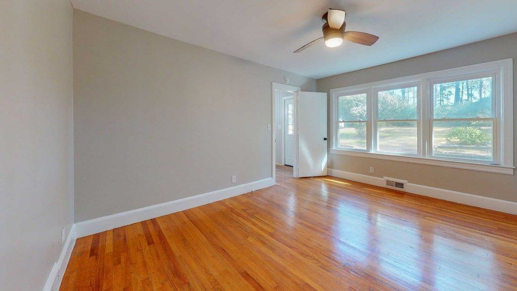481 4th St Se - Photo 5 of 37