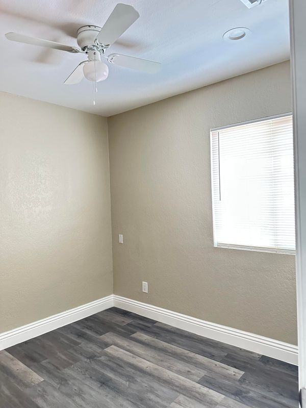 130 N Victoria Ave - Photo 7 of 9