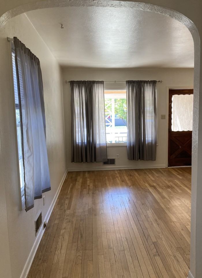 122 E Van Buren St #1 - Photo 3 of 11