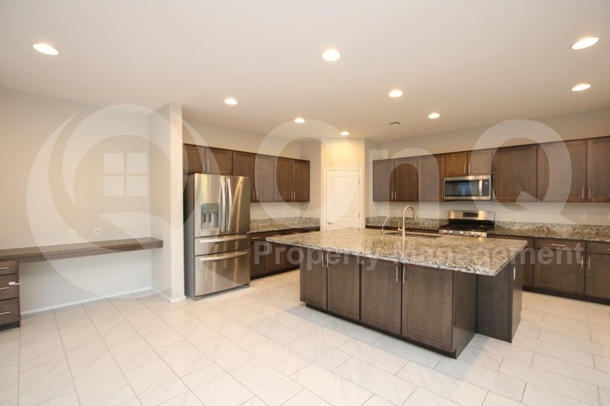 2224 E Ottawa Ln - Photo 2 of 29
