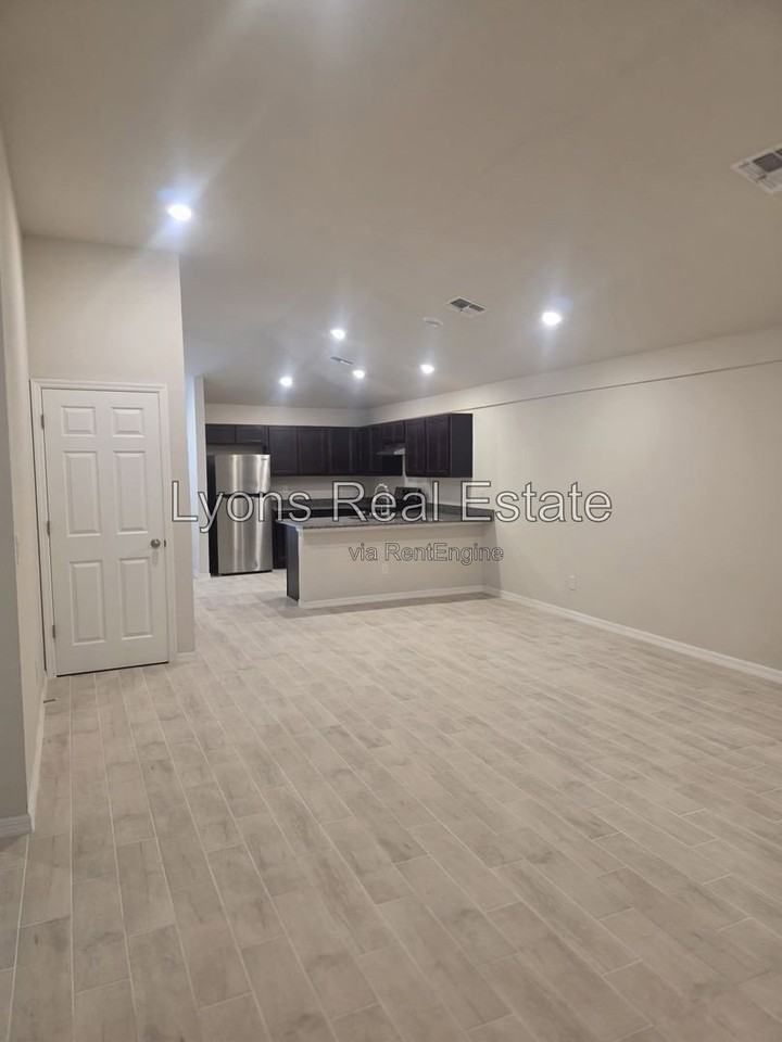 10501 Pendleton Ave - Photo 7 of 10