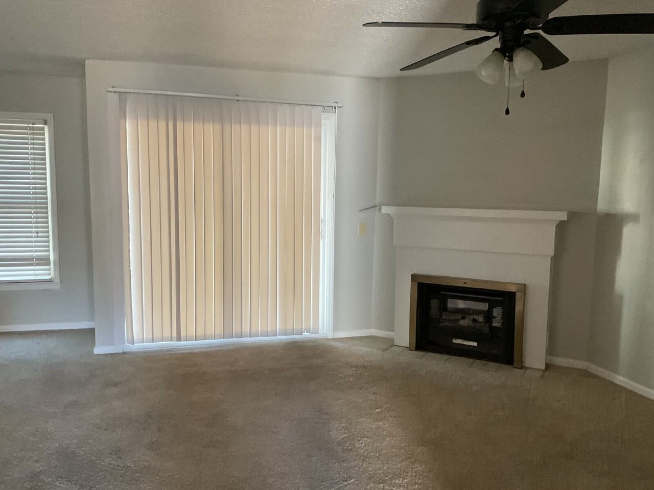 123 W Victoria Ct Apt B - Photo 5 of 21