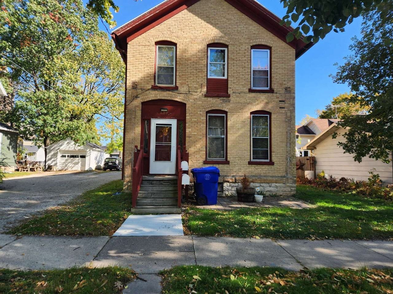 808 1/2 N Appleton St