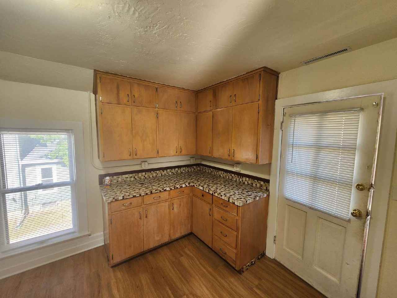 808 1/2 N Appleton St - Photo 2 of 15
