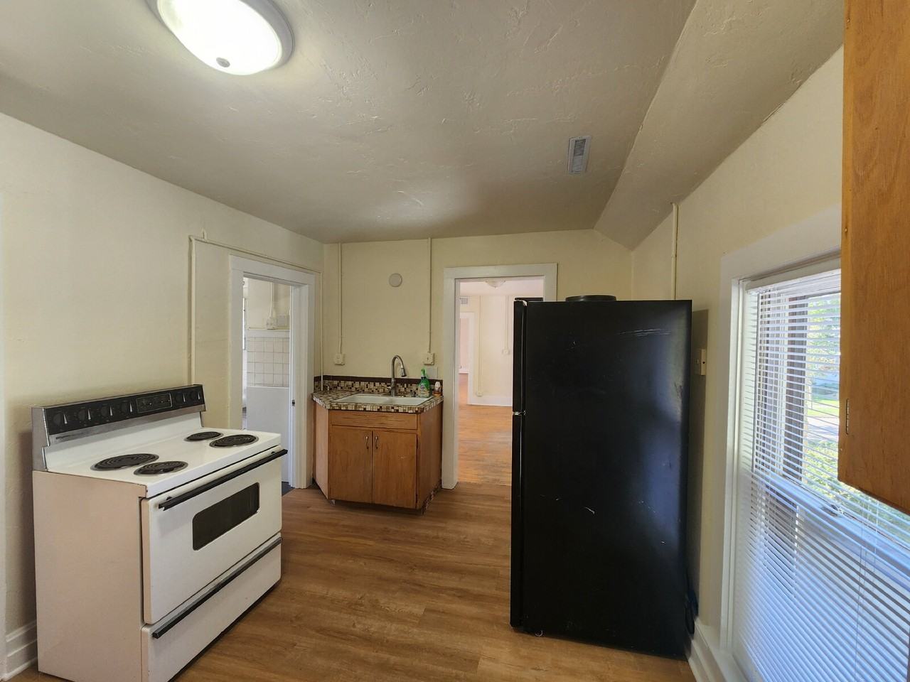 808 1/2 N Appleton St - Photo 3 of 15