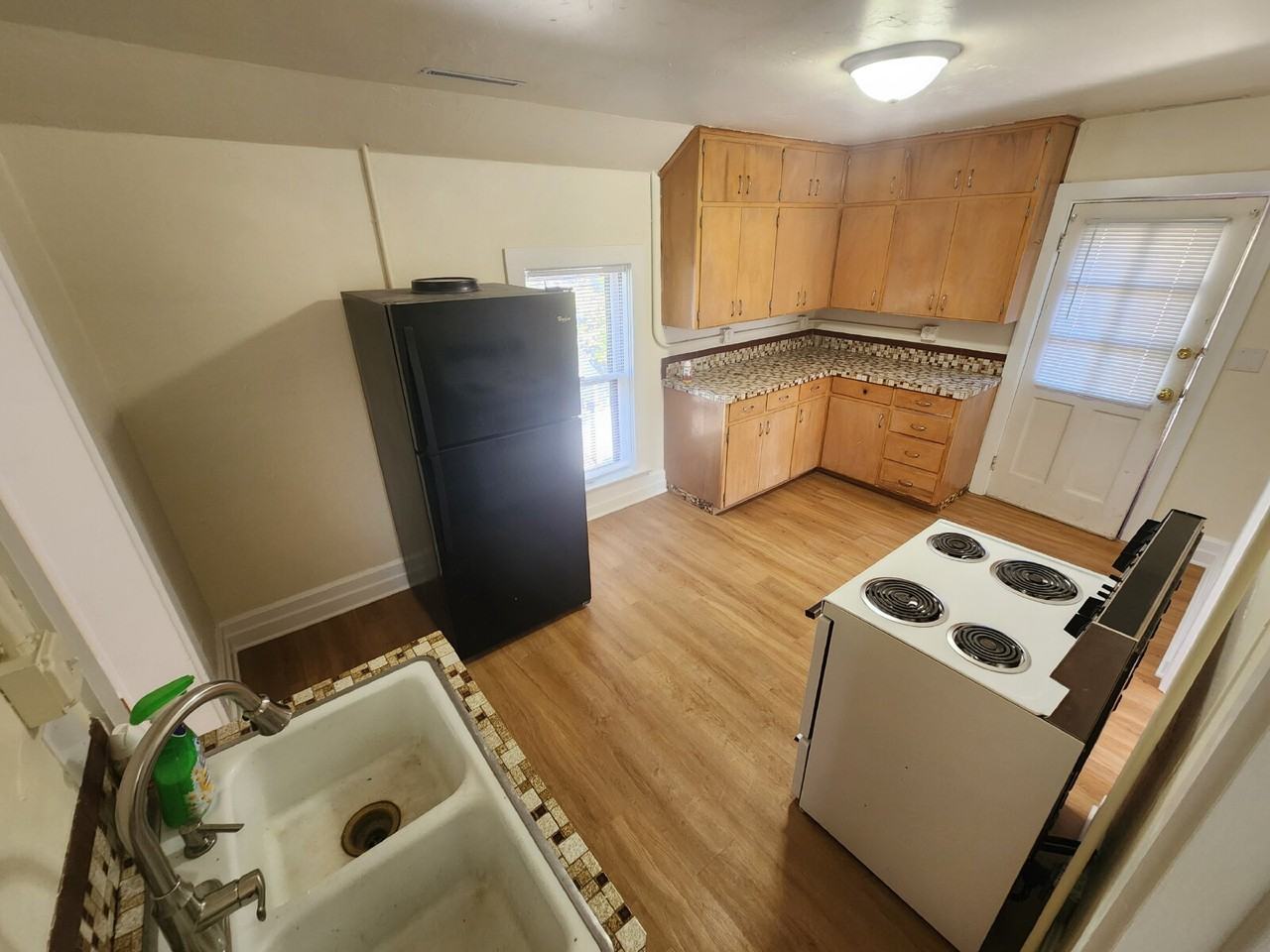 808 1/2 N Appleton St - Photo 4 of 15