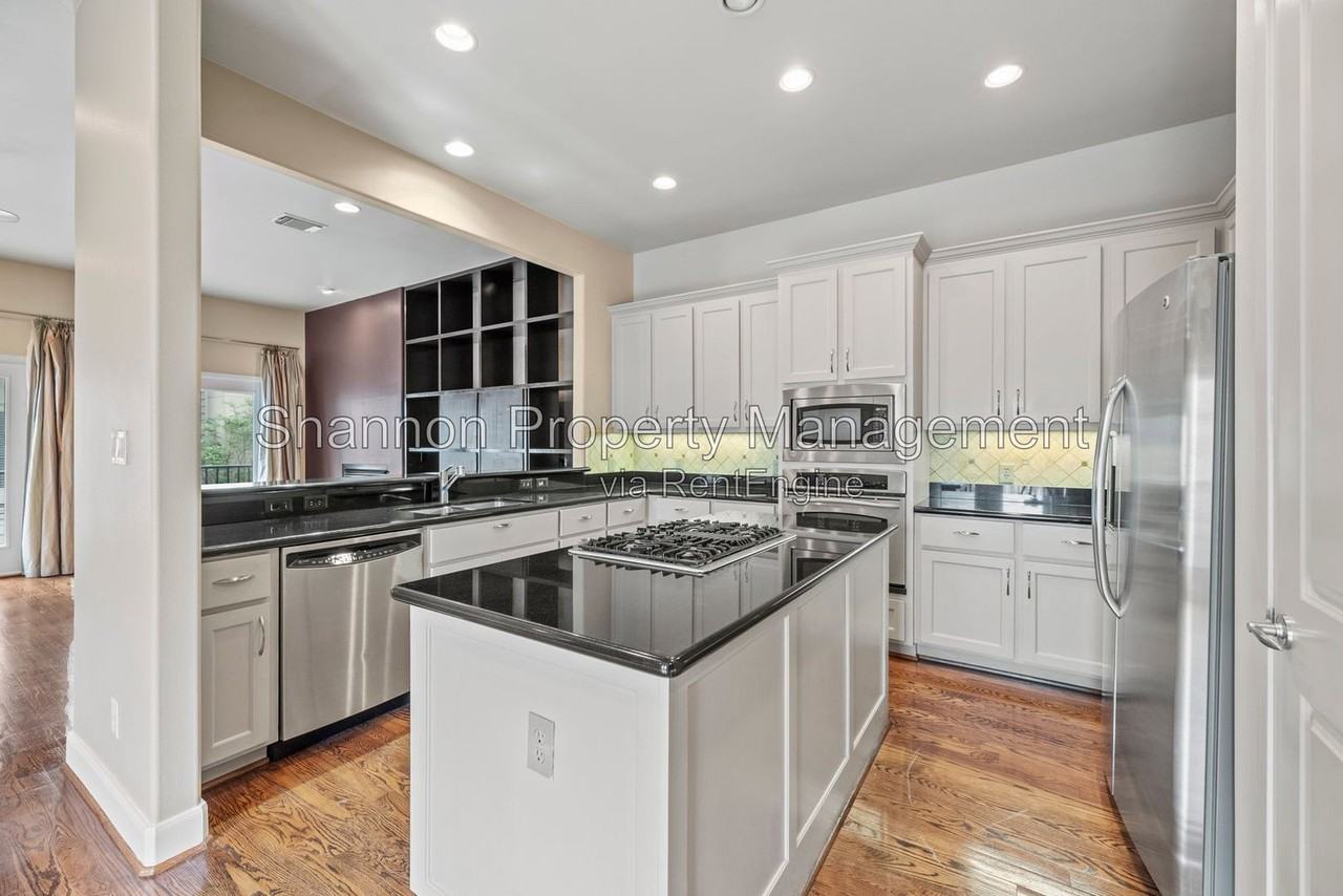 5205 Rose St #B - Photo 7 of 32