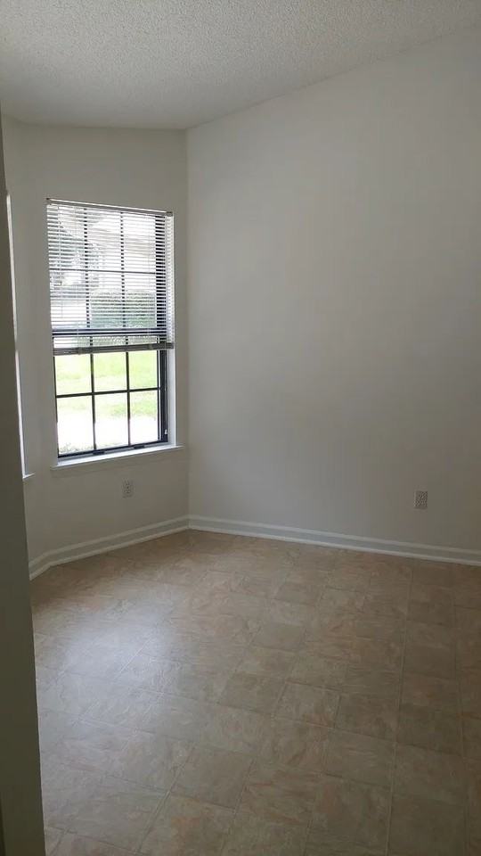 1657 Crosspointe Way - Photo 3 of 8