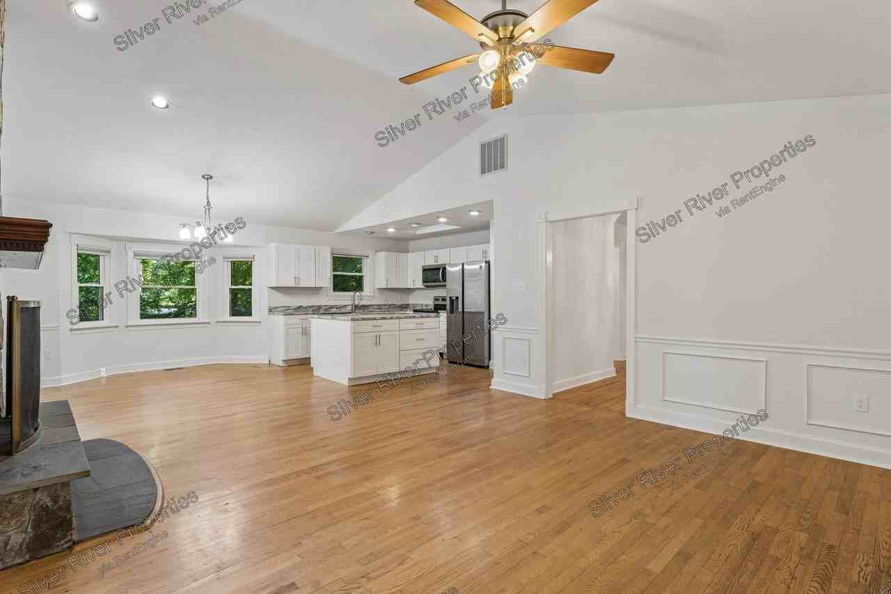 16320 Lea Dr - Photo 3 of 17