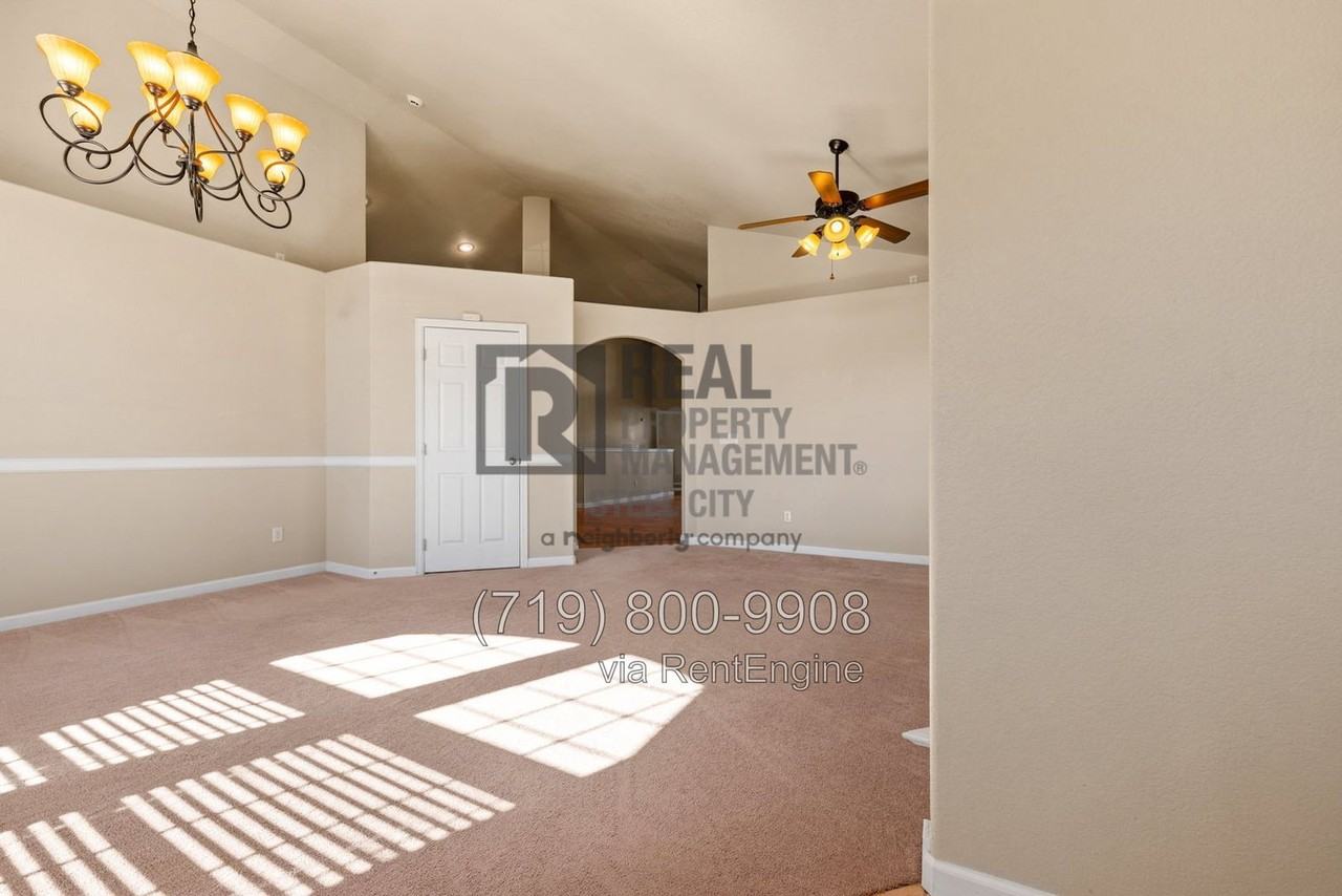 5601 Mark Twain Ln - Photo 5 of 50