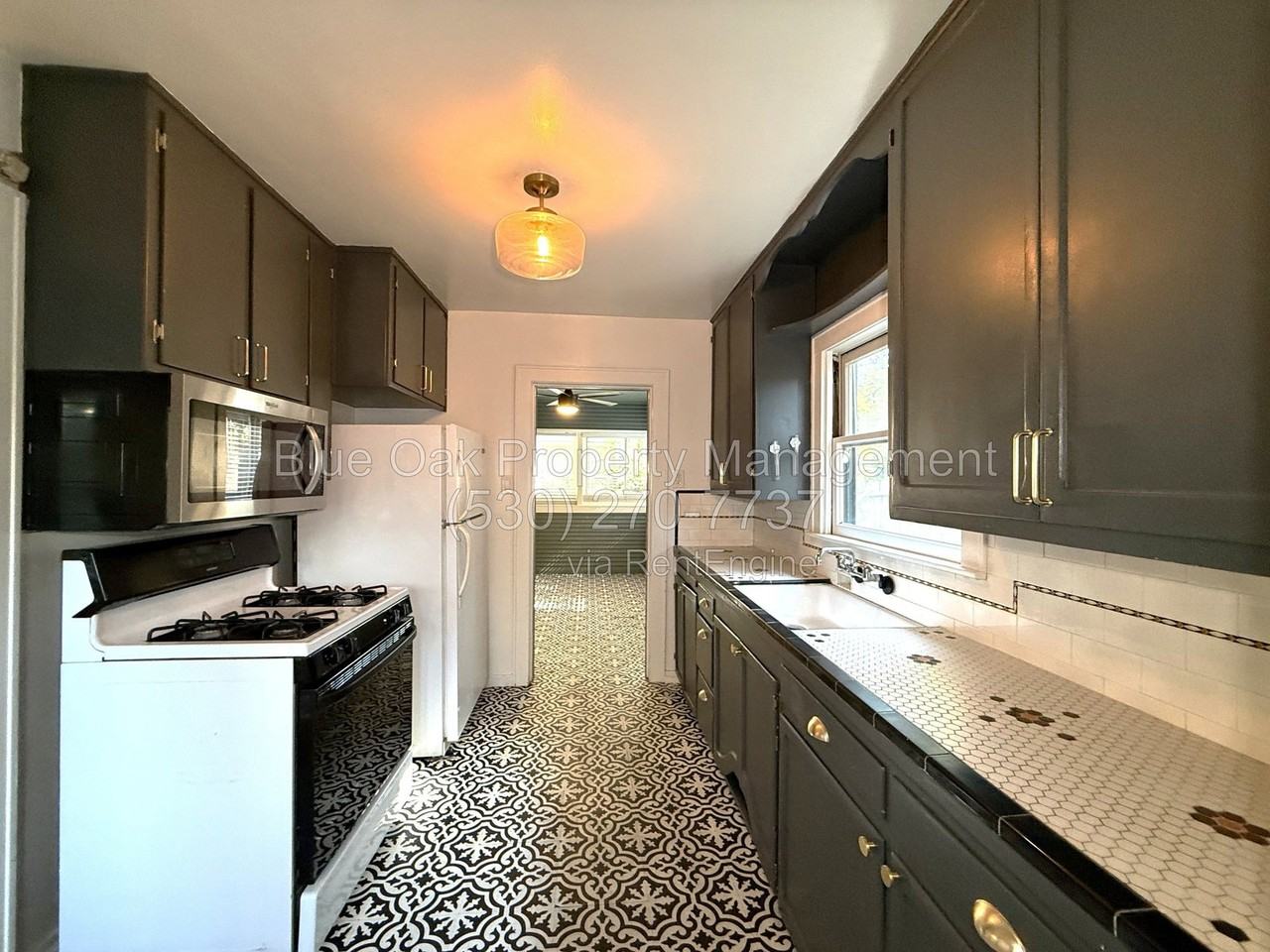 997 E 8th St - Photo 5 of 12