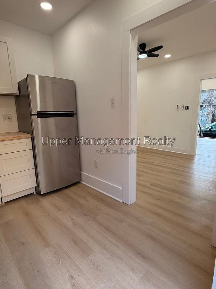 808 N Robertson St #1B - Photo 6 of 12