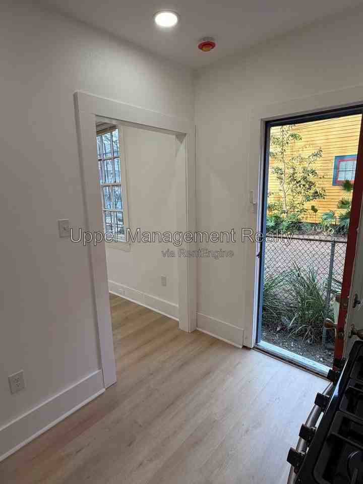 808 N Robertson St #1B - Photo 7 of 12