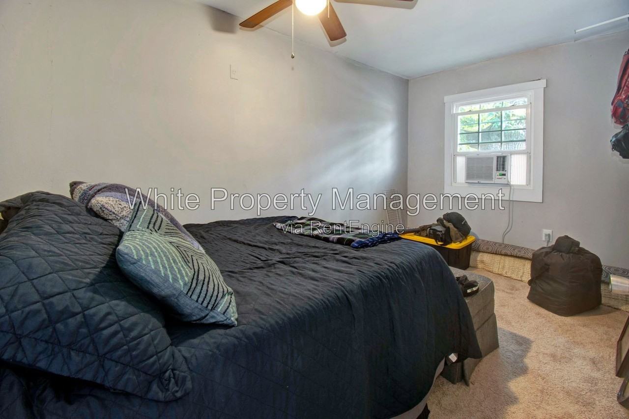 1740 Hawthorne Ln - Photo 3 of 6
