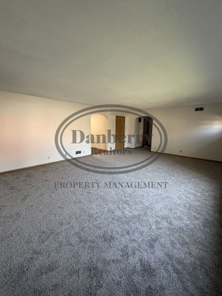 915 Tiffin Ave - Photo 5 of 18