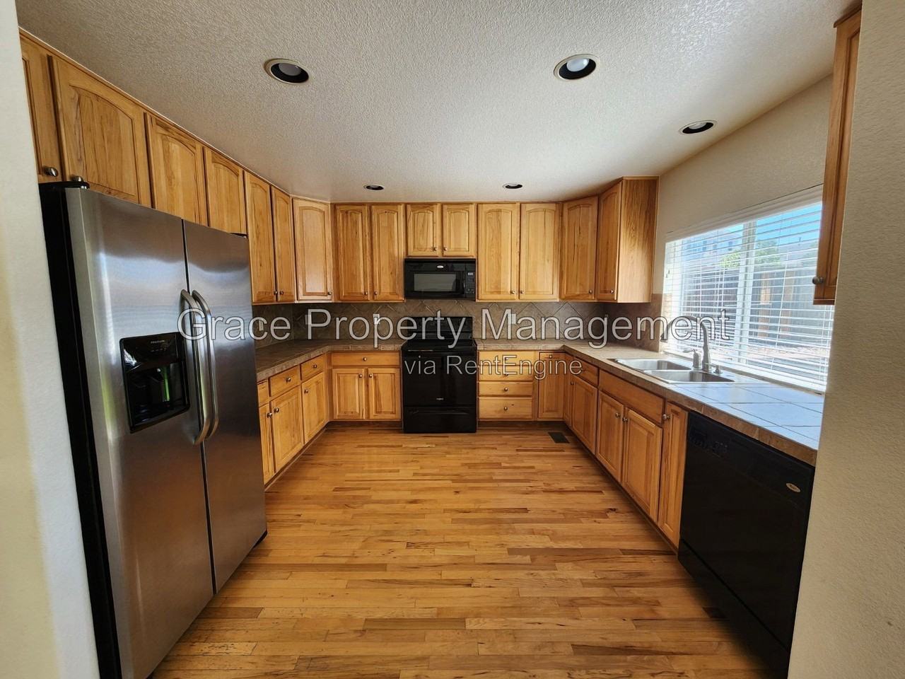 2070 Tundra Cir - Photo 4 of 27
