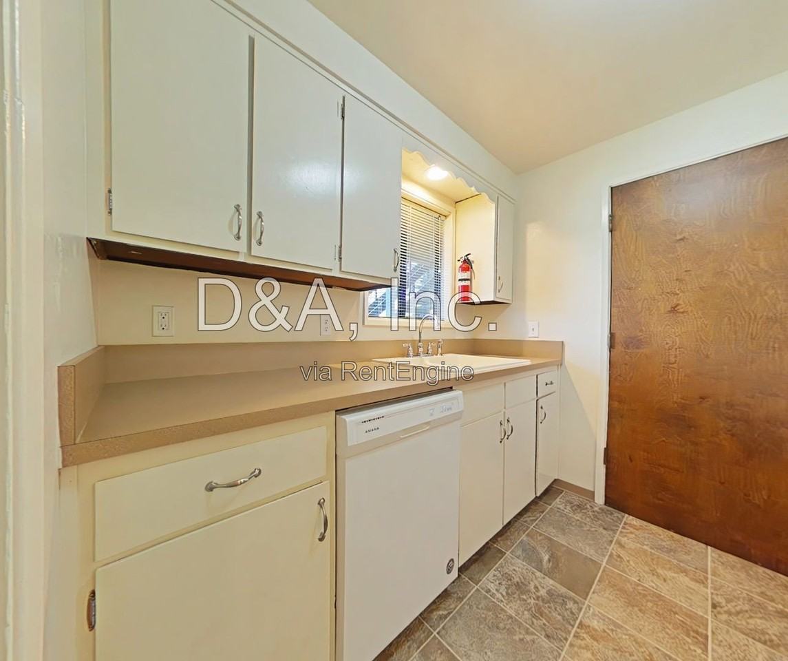 1645 Nw Division St #1 - Photo 5 of 10