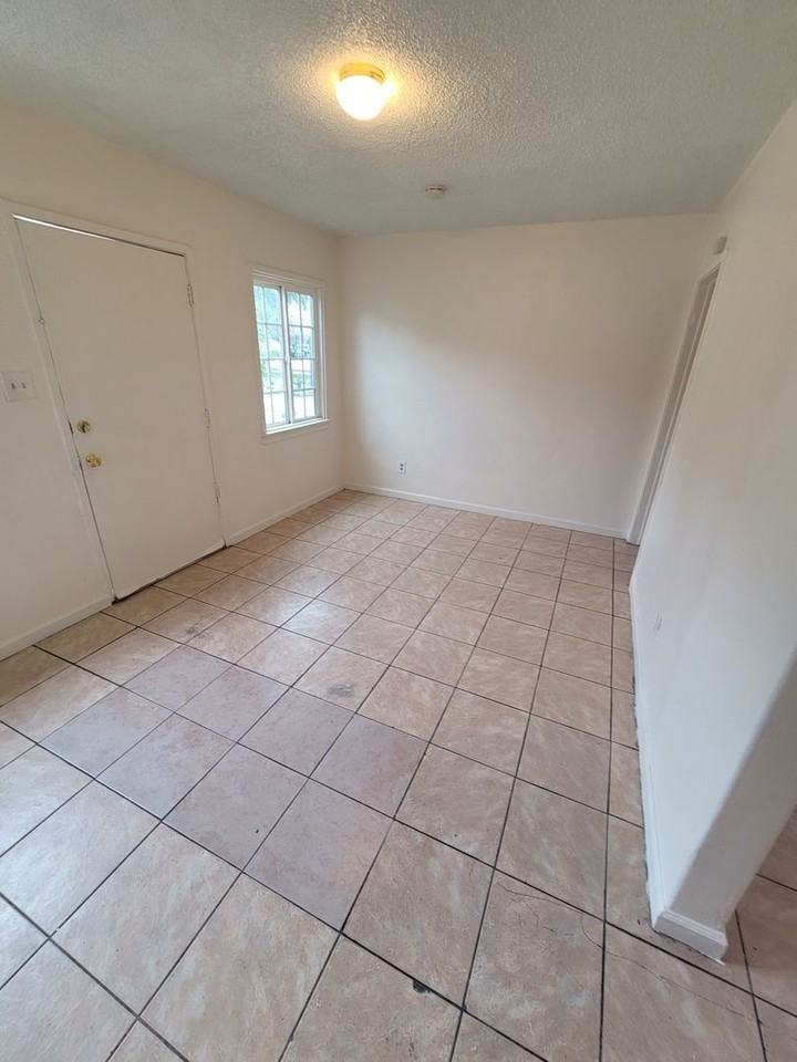 4444 E 61st St #B - Photo 3 of 8