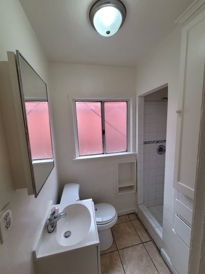 4444 E 61st St #B - Photo 5 of 8