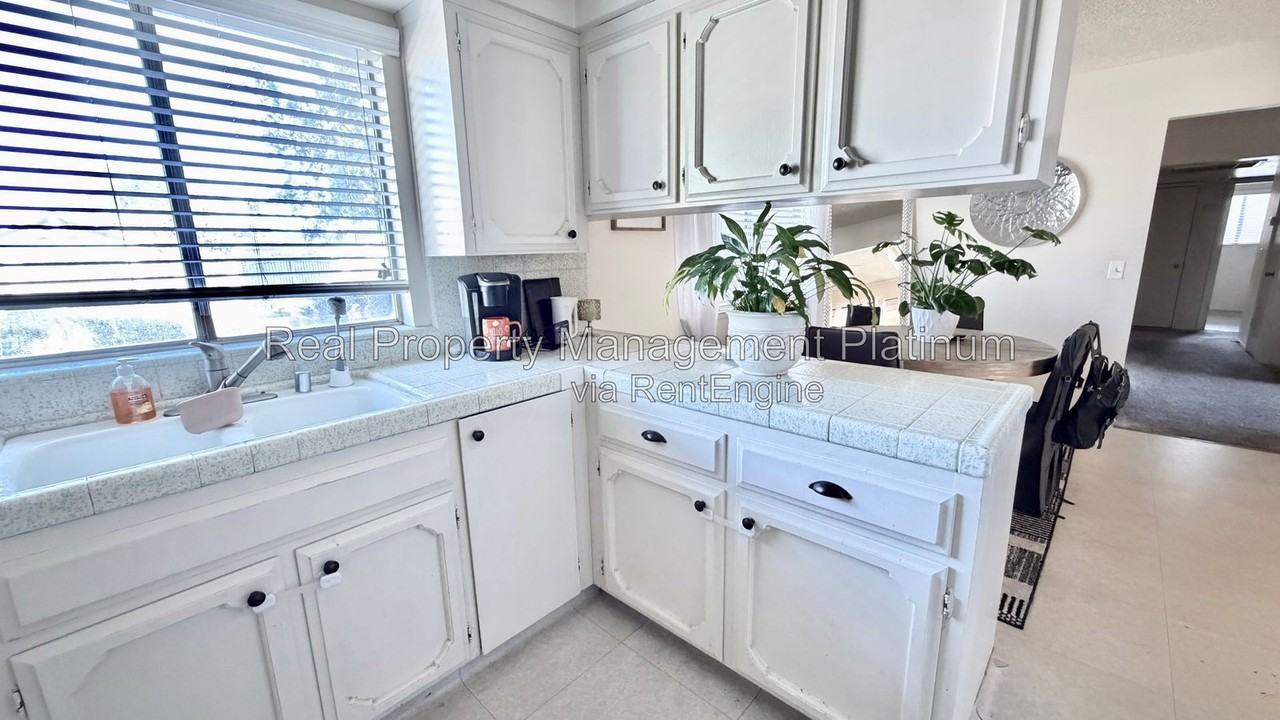 1654 Wrenwood Ave - Photo 4 of 10