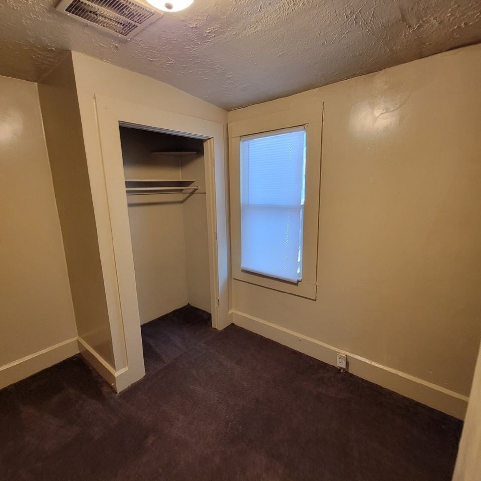 1333 S Pershing Ave - Photo 2 of 8
