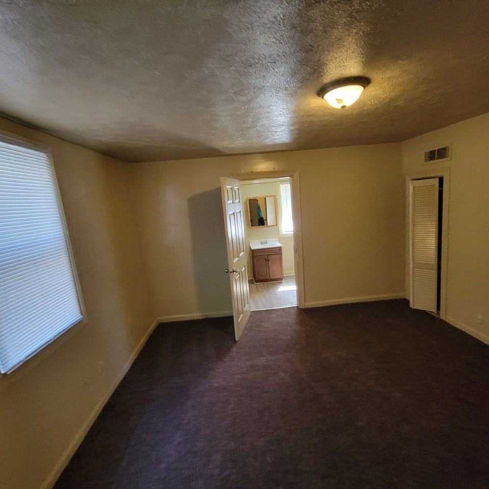 1333 S Pershing Ave - Photo 3 of 8