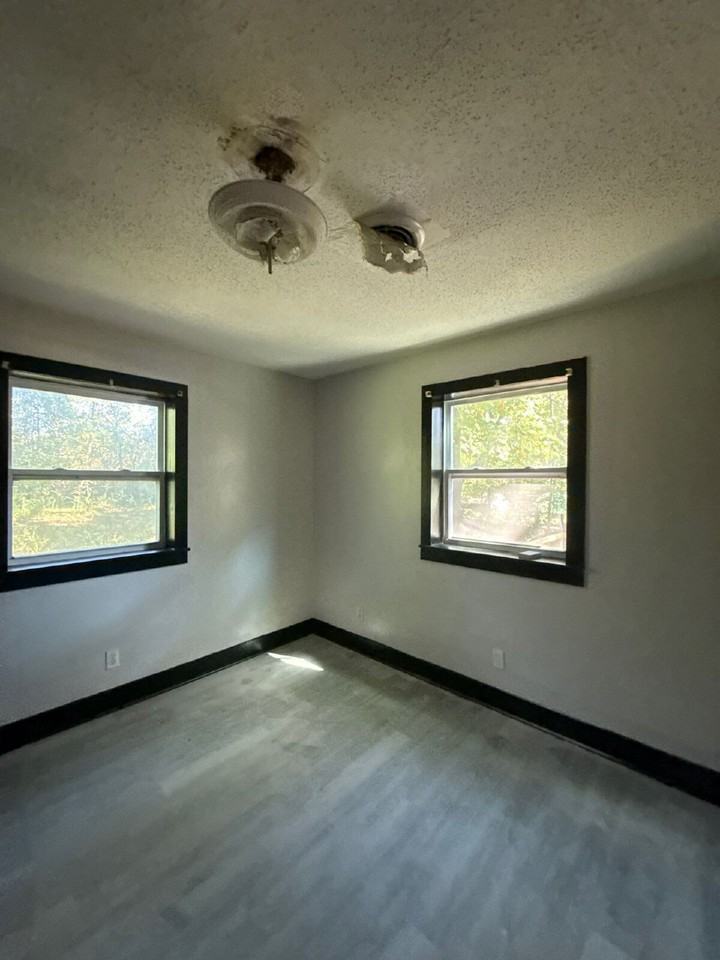 1160 Pera Ave - Photo 2 of 6