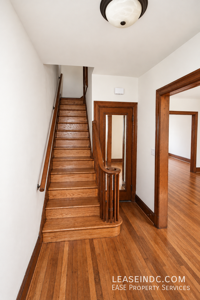 3813 W St Nw - Photo 4 of 27