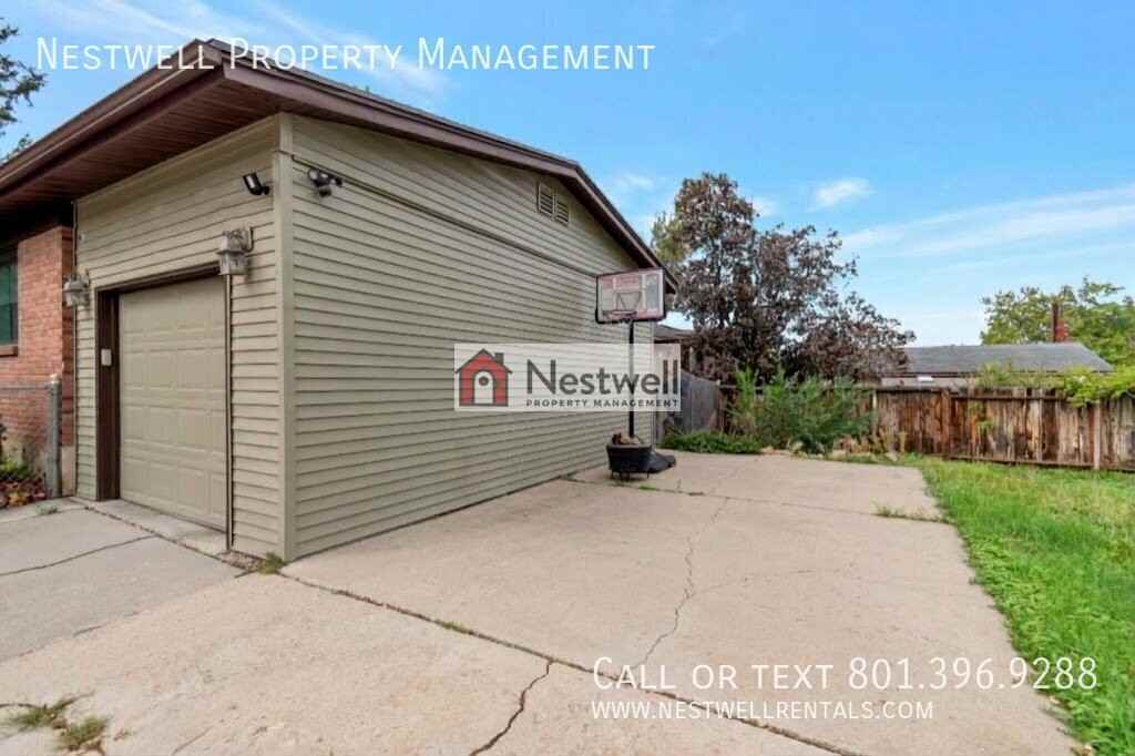 7688 S 1130 E - Photo 4 of 28