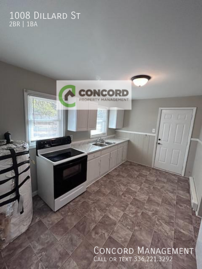 1008 Dillard St - Photo 5 of 12