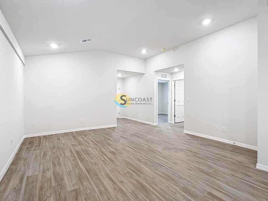 123 Lomond Dr - Photo 4 of 20