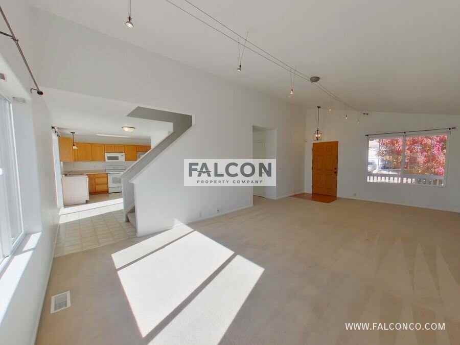 6655 Akerman Dr - Photo 4 of 21