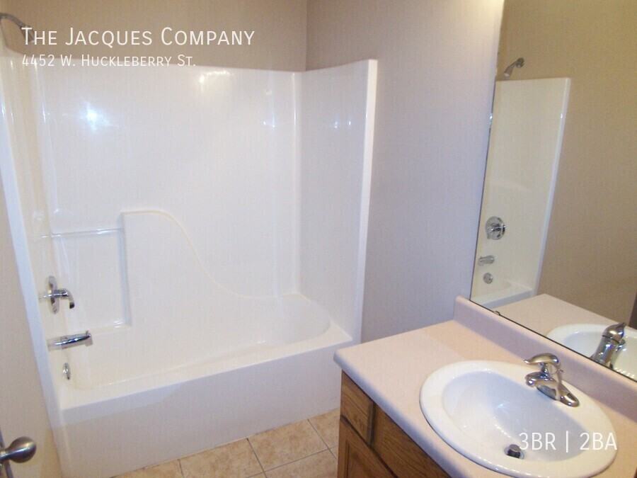 4452 W Huckleberry St - Photo 4 of 12