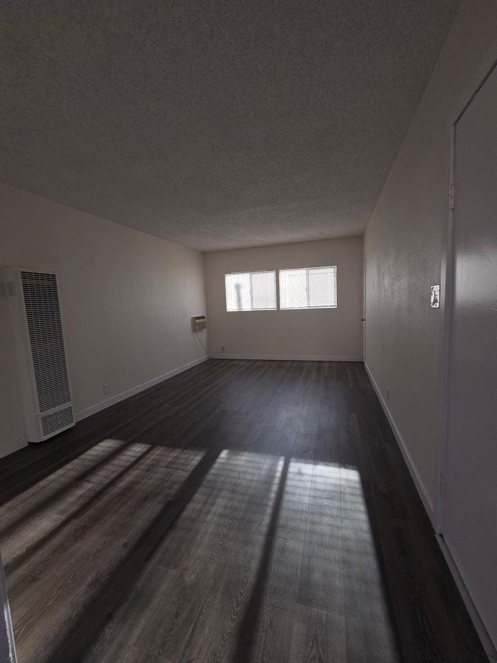 321 W Magnolia St - Photo 4 of 8