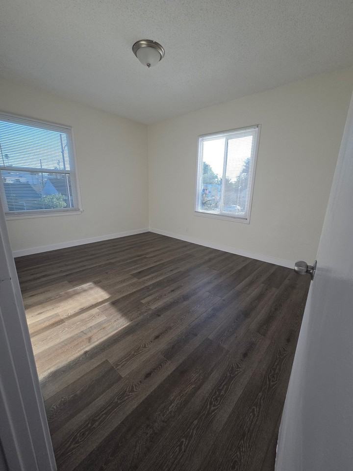 321 W Magnolia St - Photo 6 of 8