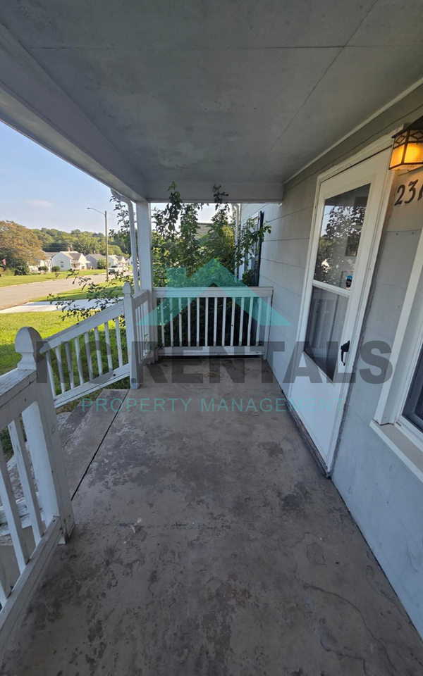 2313 Maple St - Photo 5 of 30