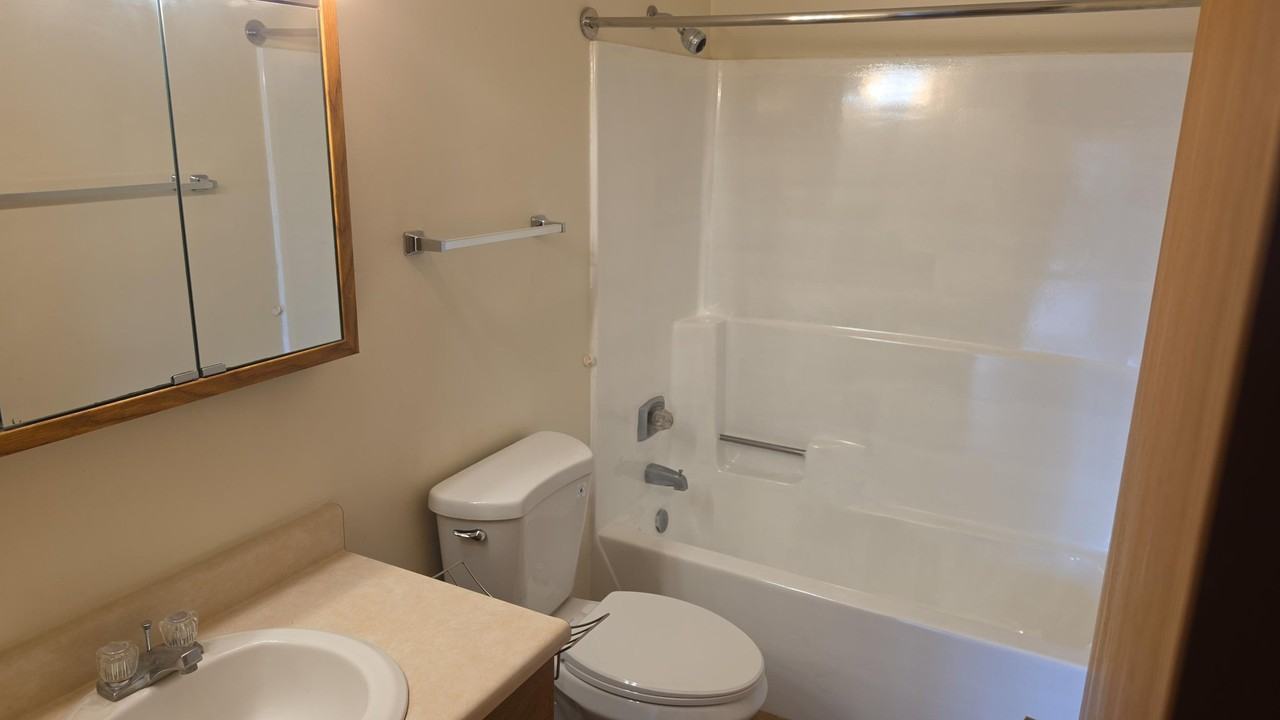 621 N Lincoln St - Photo 4 of 9