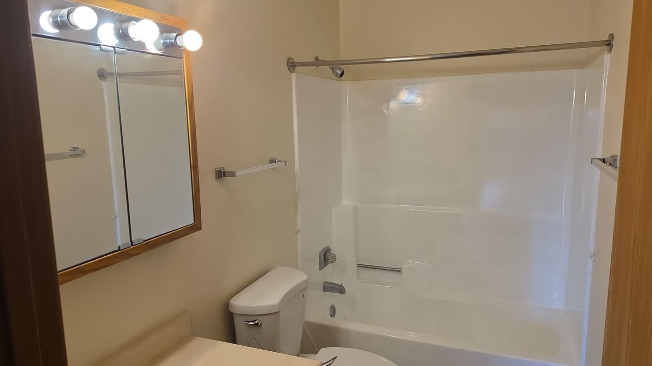 621 N Lincoln St - Photo 5 of 9