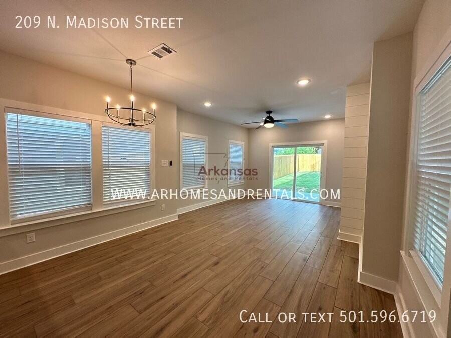 209 N Madison St - Photo 4 of 25