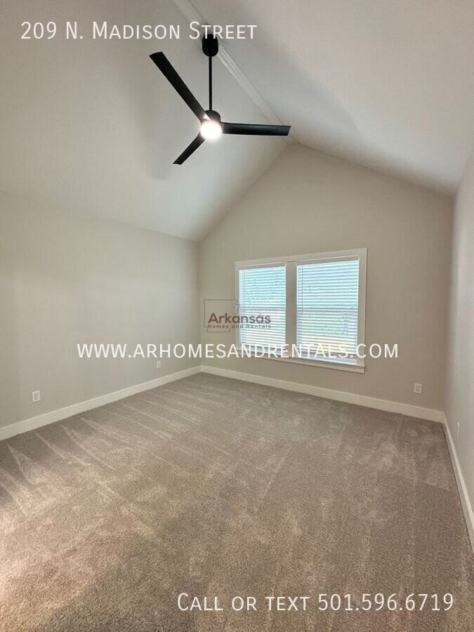 209 N Madison St - Photo 5 of 25