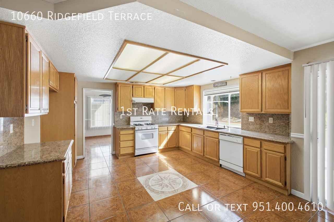 10660 Ridgefield Ter - Photo 5 of 15