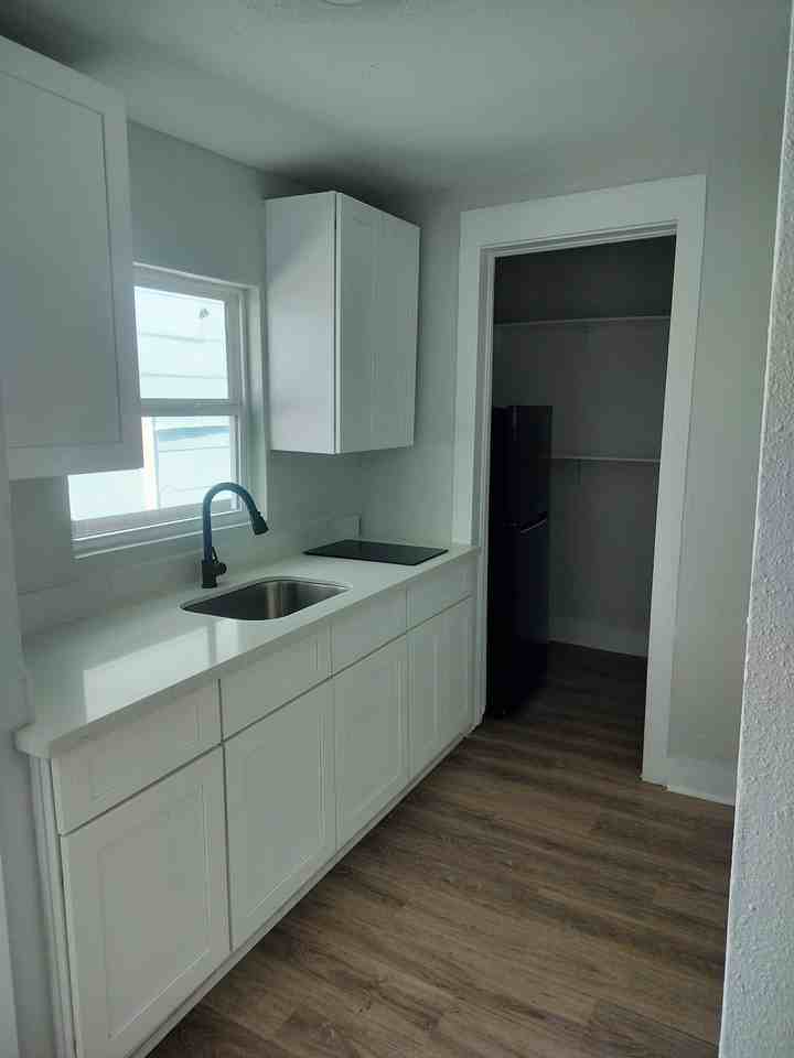 1321 35th St #7 - Photo 2 of 12