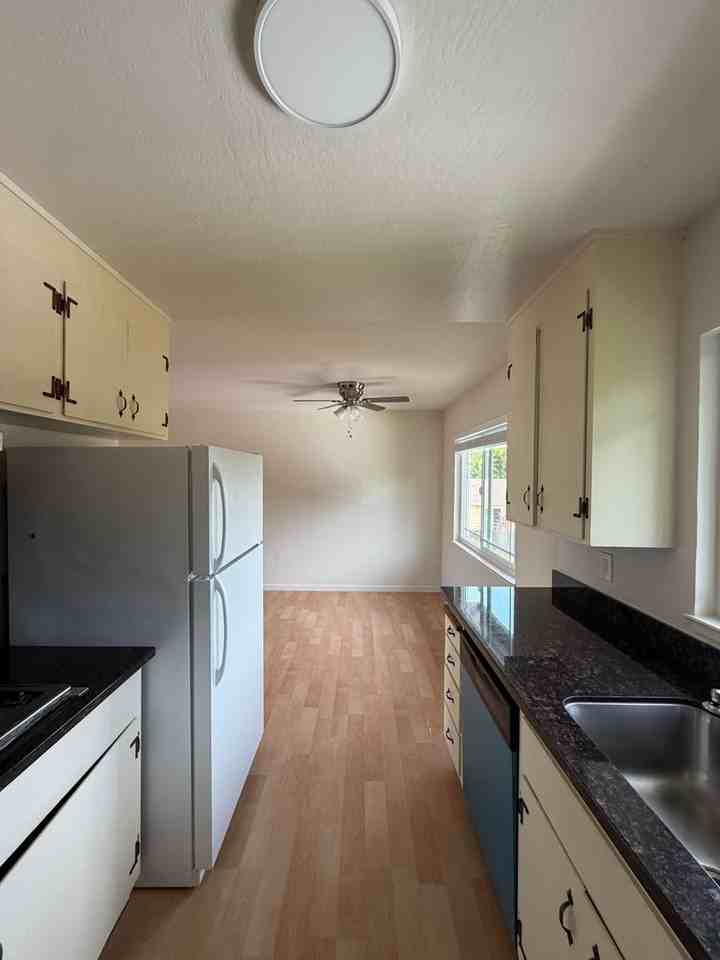 720 Madison Ave #16 - Photo 4 of 12