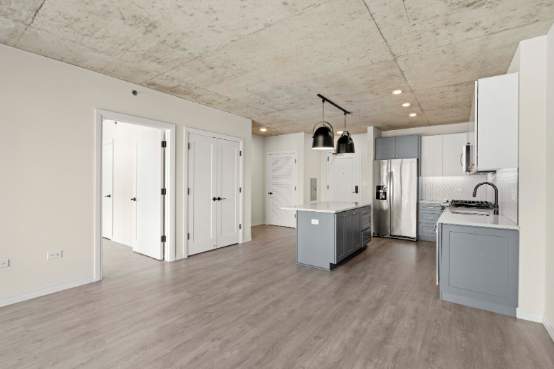 209 W Illinois St - Photo 4 of 18