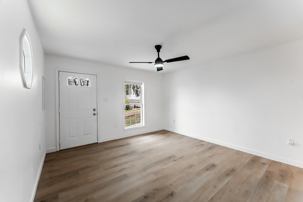 301 Davis Street Unit B - Photo 3 of 22