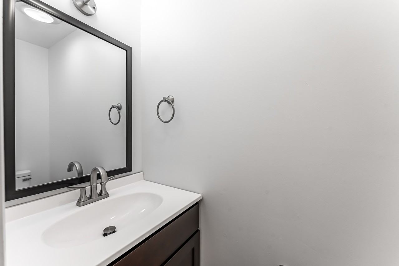 301 Davis Street Unit B - Photo 5 of 22
