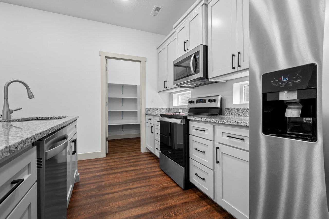 669 S 400 E - Photo 5 of 20