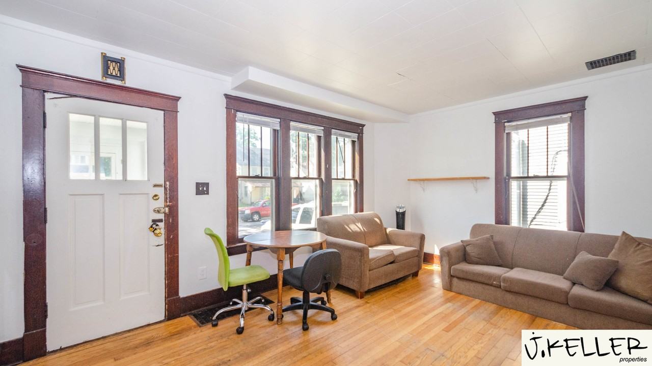 931 Dewey Ave #1 - Photo 3 of 37