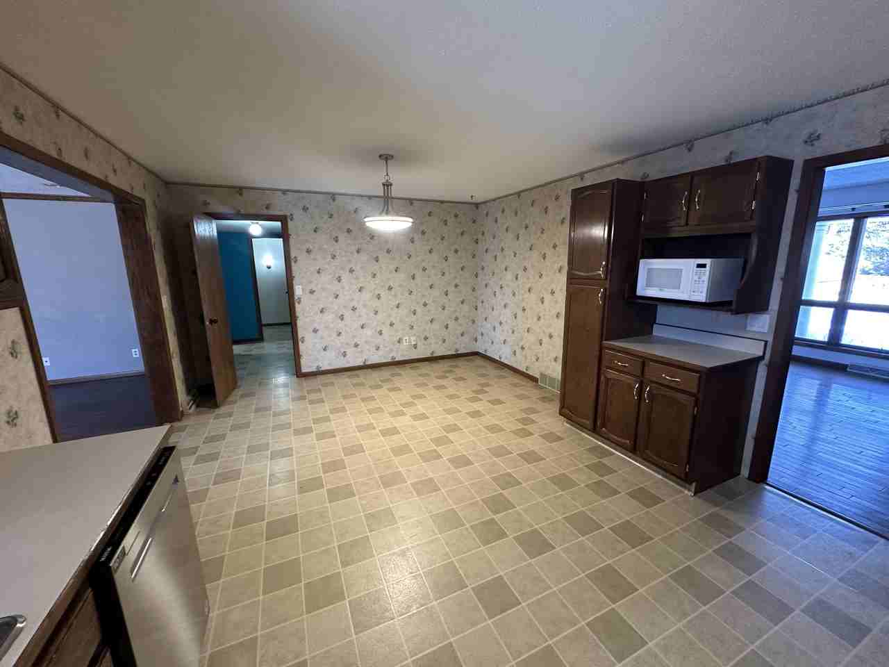 410 21st Ave Ne #1 - Photo 4 of 28